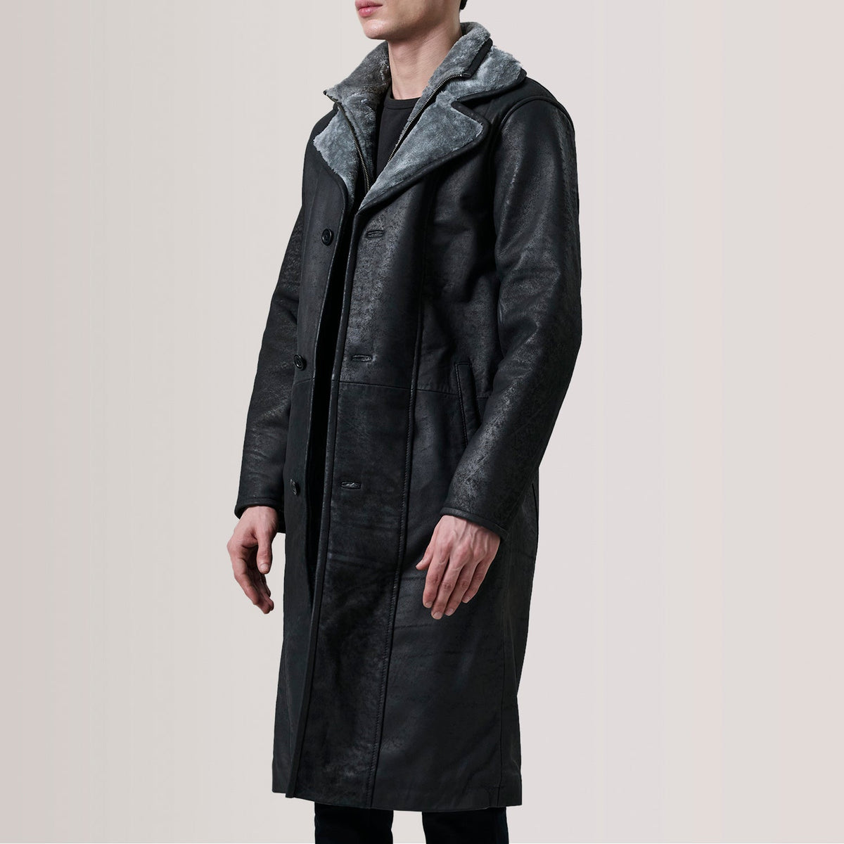 
Cai Distressed Sort Leather Shearling Læderfrakke til Mænd For Men - Sideprofil med ergonomisk ærmesnit