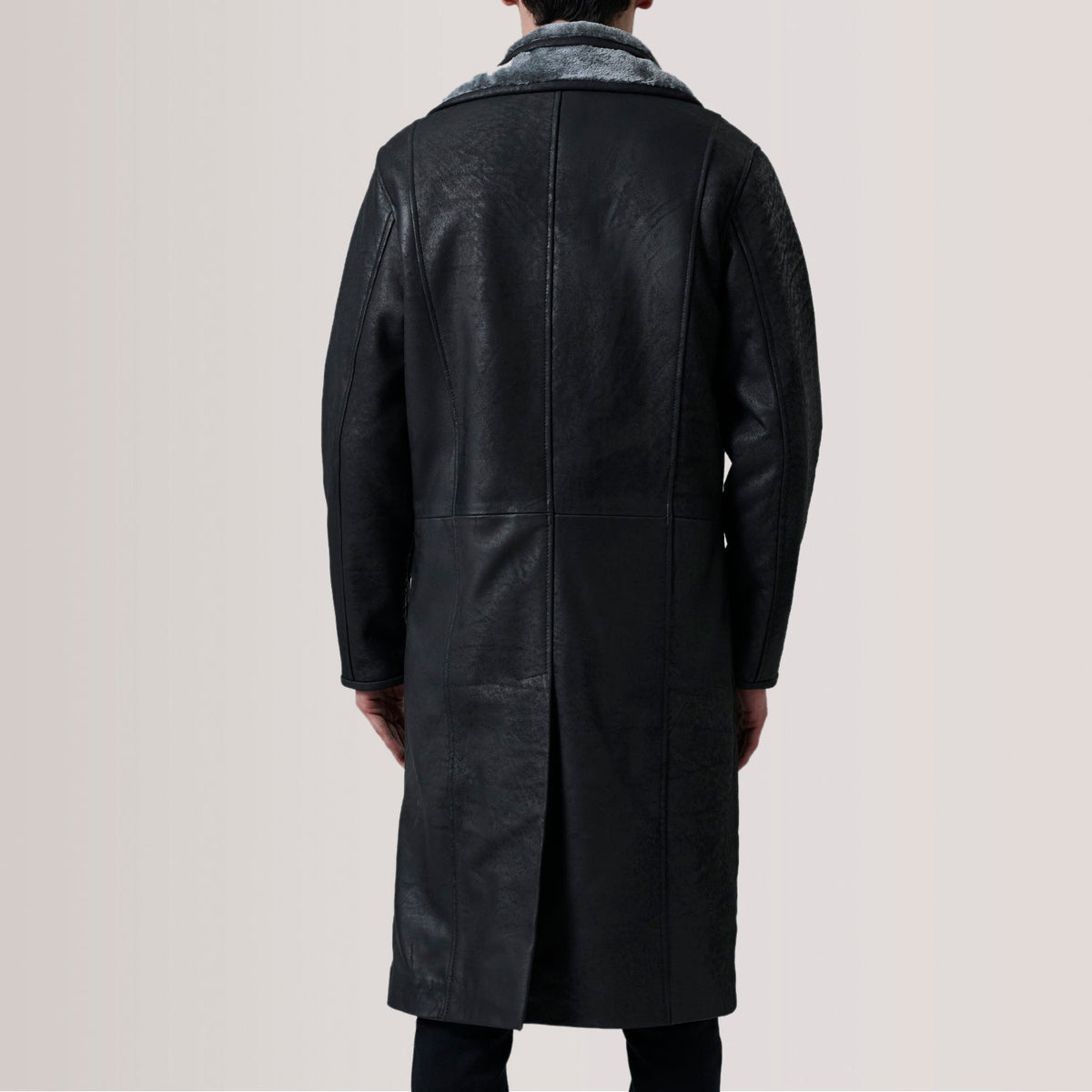 
Nærbillede of Notch & Button Hardware on Cai Distressed Sort Leather Shearling Læderfrakke til Mænd For Men