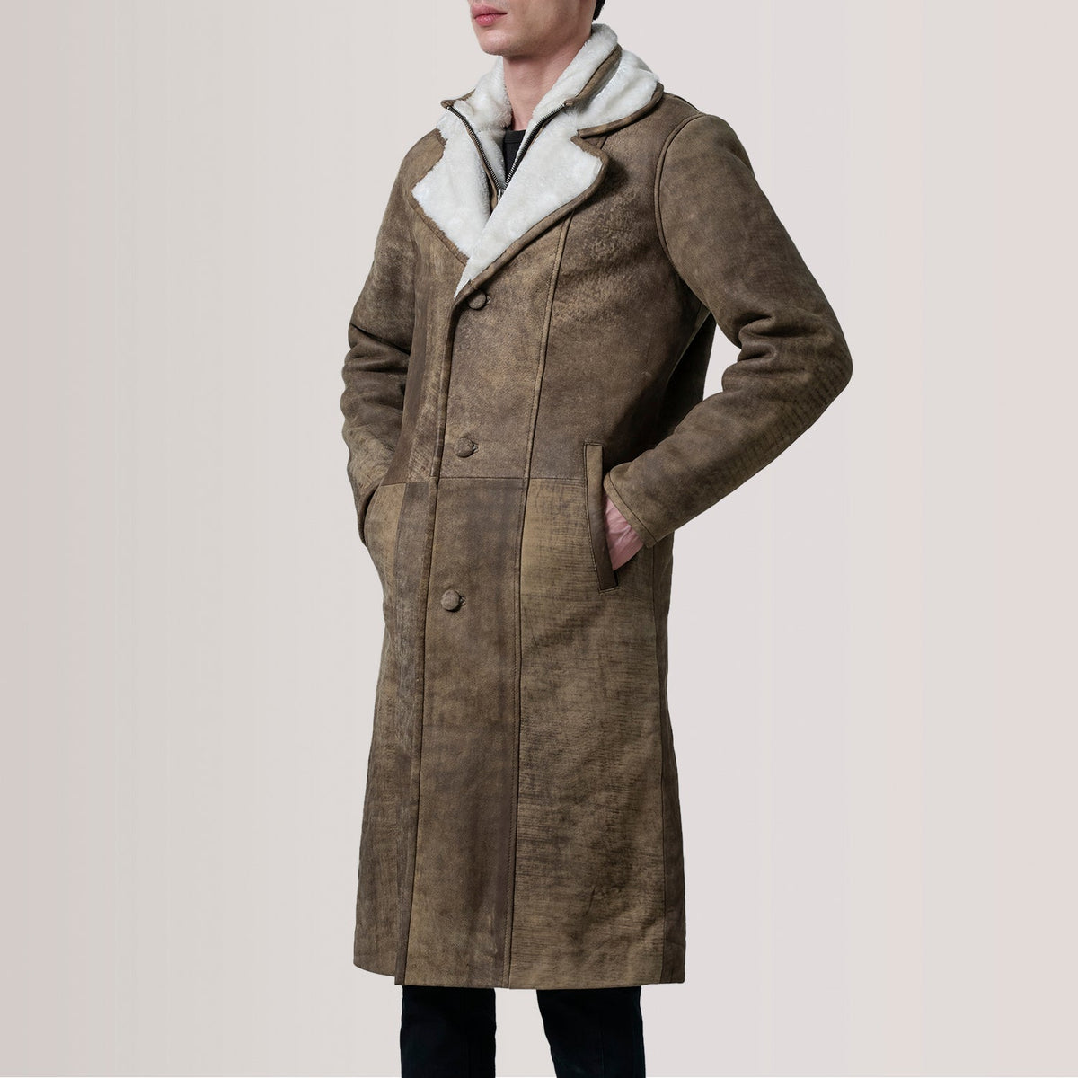 Cai Distressed Brown Leather Shearling Coat For Men - Sideprofil med ergonomisk ærmesnit
