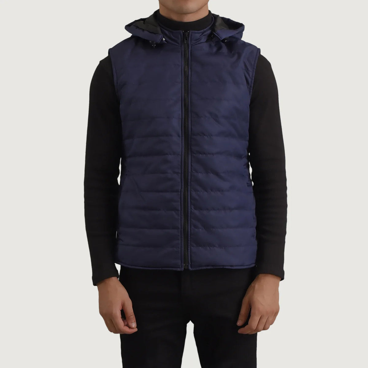
Nærbillede of Classic Collar & Zipper Hardware on Carlo Blå Vatteret vest med hætte til Mænd