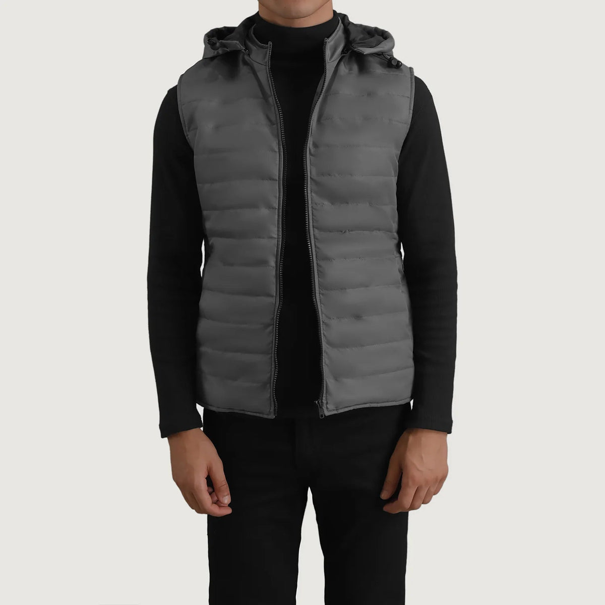 
Carlo Grey Vatteret vest med hætte til Mænd in Green Full-Grain Leather - Forfra med skræddersyet silhuet | Køb online