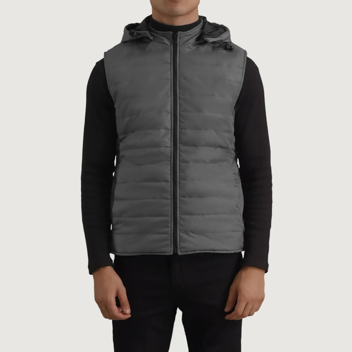 
Nærbillede of Classic Collar & Zipper Hardware on Carlo Grey Vatteret vest med hætte til Mænd