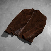 
På model:  Charcoal Mocha Suede Bikerjakke i Læder til Mænd på model med naturligt fald i dagslys