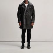 
Charles Brown Suede Leather Shearling Double-Breasted Coat - Sideprofil med ergonomisk ærmesnit