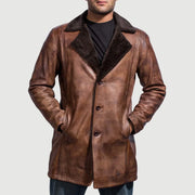 
Cinnamon Distressed Leather Fur Læderfrakke til Mænd - Sideprofil med ergonomisk ærmesnit