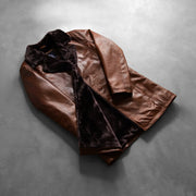 
På model:  Cinnamon Distressed Leather Fur Læderfrakke til Mænd på model med naturligt fald i dagslys