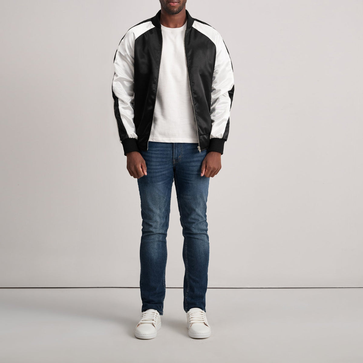 Close-Up Detail of Varsity &amp; Zipper Hardware on Clarke Sort Varsity Læderjakke til Mænd