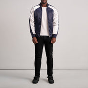 Close-Up Detail of Varsity &amp; Zipper Hardware on Clarke Blue Varsity Læderjakke til Mænd