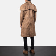 Men's Classic Brun Leather Duster til Mænd - Lateral Side Profile View Showing Sleeve Cut &amp; Athletic Taper Fit