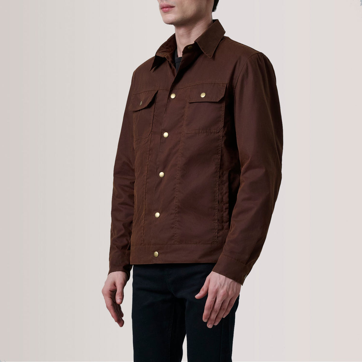 
Colberto Brun Waxed Canvas Trucker Læderjakke til Mænd For Men - Sideprofil med ergonomisk ærmesnit