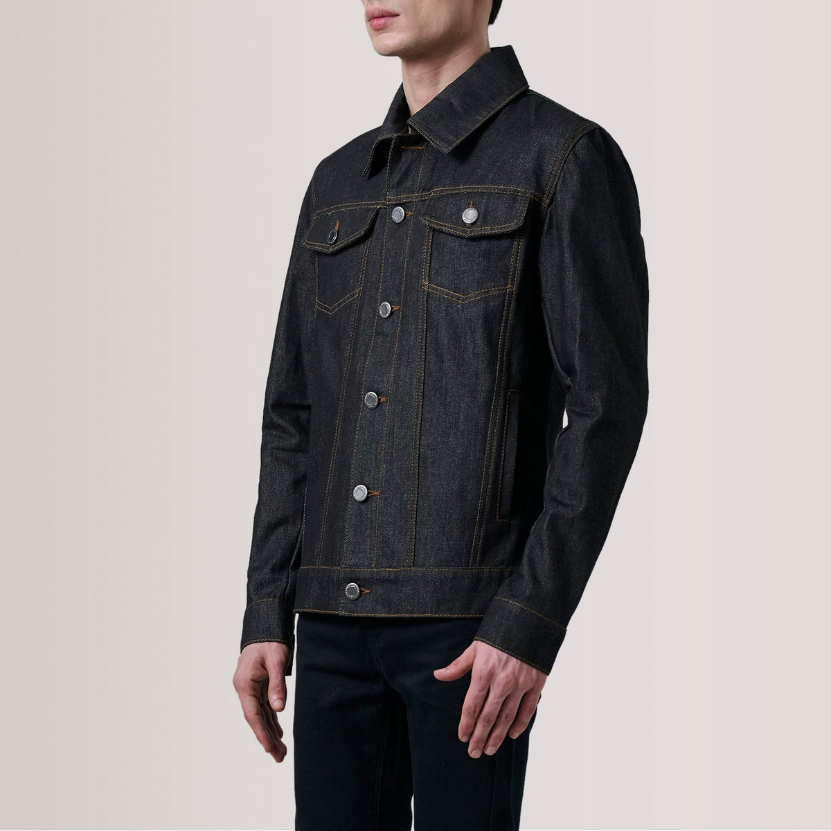 
Conard Faded Sort Denim Trucker Læderjakke til Mænd For Men - Sideprofil med ergonomisk ærmesnit