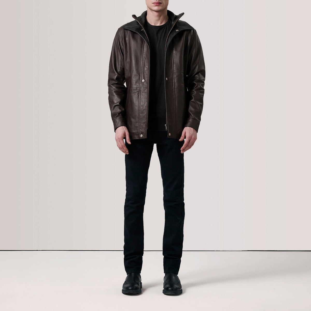 
På model:  Connor Black Leather Coat For Men på model med naturligt fald i dagslys