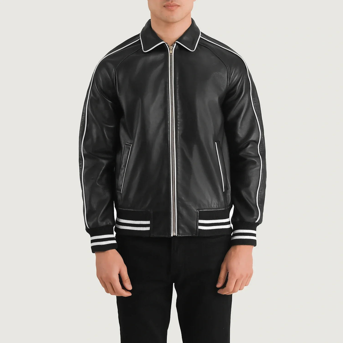 Close-Up Detail of Shirt collar &amp; Zipper Hardware on Cooper Sort Leather Varsity Læderjakke til Mænd