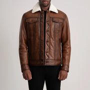Dallis Brun Leather Shearling Trucker Læderjakke til Mænd in Waxed Brown Sheepskin Leather - Front Profile View &amp; Tailored Silhouette | Buy Online