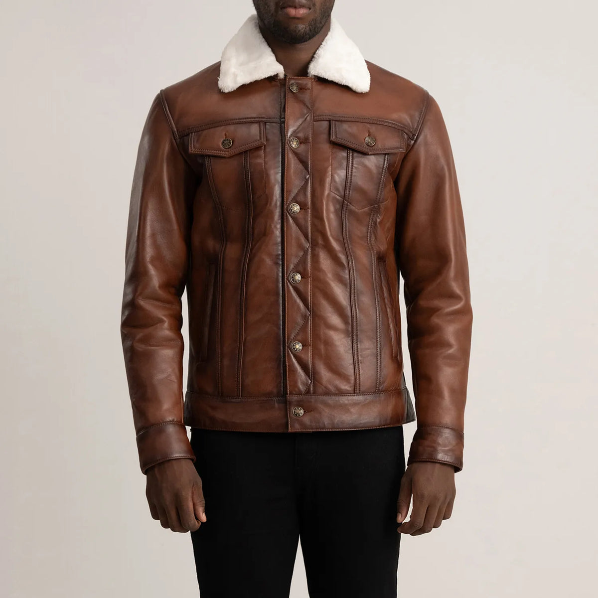 Close-Up Detail of Classic Collar &amp; Button Hardware on Dallis Brun Leather Shearling Trucker Læderjakke til Mænd