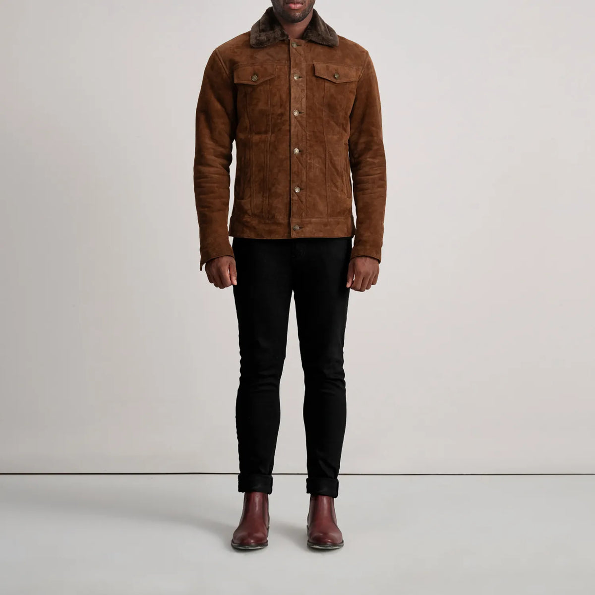 Dallis Brun Suede Shearling Trucker Læderjakke til Mænd - Lateral Side Profile View Showing Sleeve Cut &amp; Athletic Taper Fit