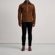 Dallis Brun Suede Shearling Trucker Læderjakke til Mænd - Lateral Side Profile View Showing Sleeve Cut &amp; Athletic Taper Fit