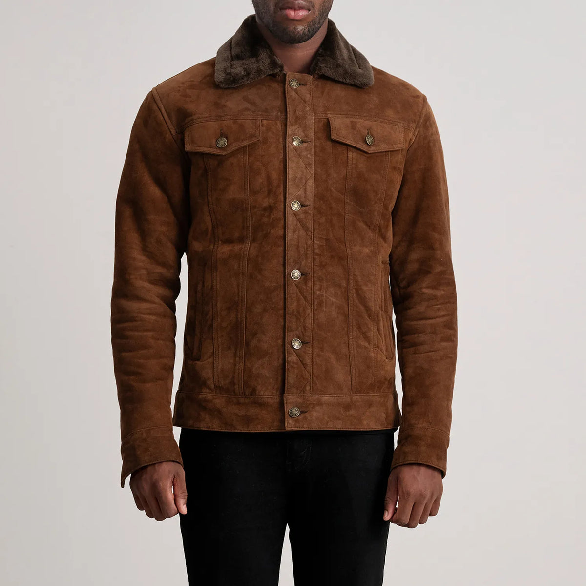 Close-Up Detail of Classic Collar &amp; Button Hardware on Dallis Brun Suede Shearling Trucker Læderjakke til Mænd