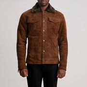 Close-Up Detail of Classic Collar &amp; Button Hardware on Dallis Brun Suede Shearling Trucker Læderjakke til Mænd