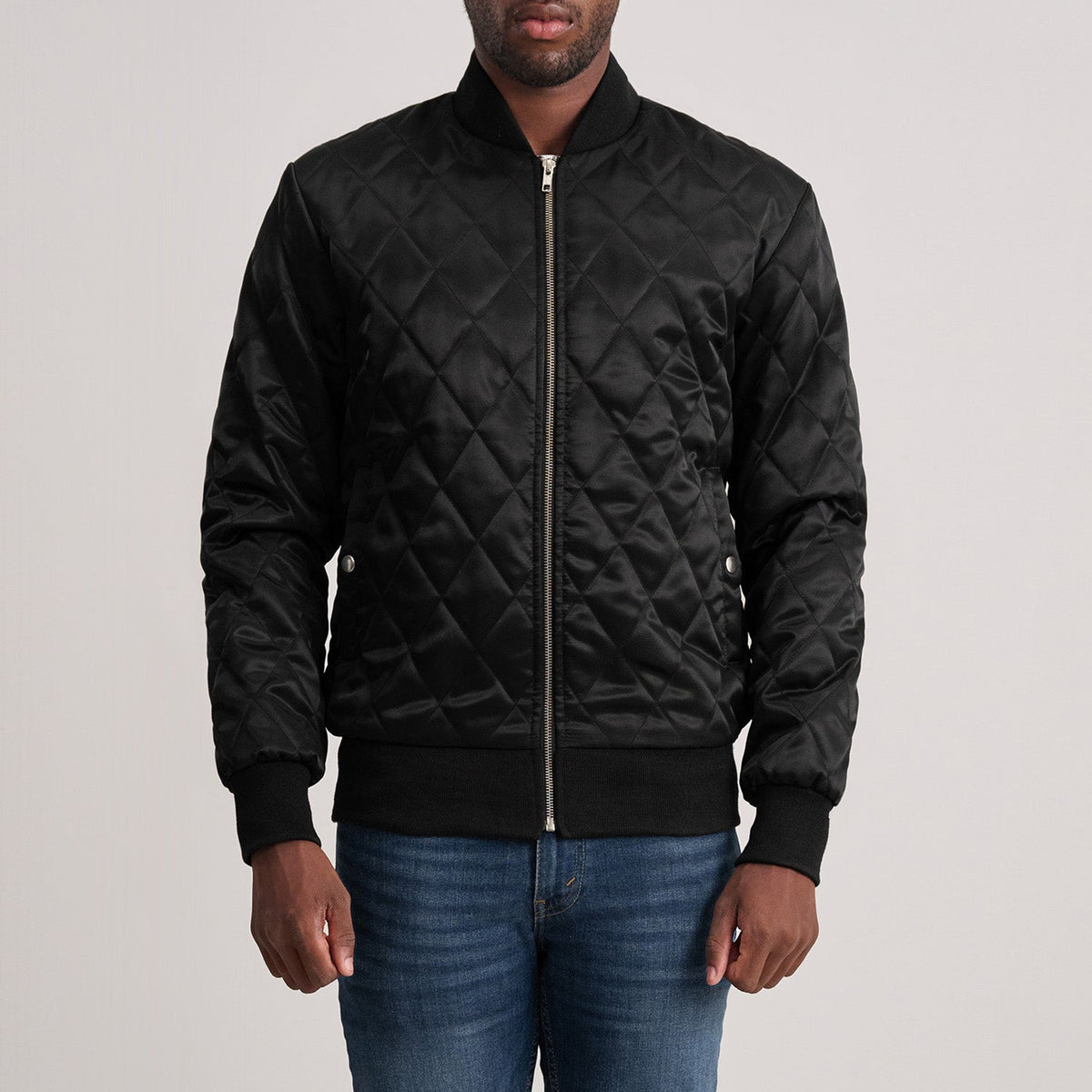 Danson Quilted Sort Varsity Læderjakke til Mænd in Black Satin - Front Profile View &amp; Tailored Silhouette | Buy Online