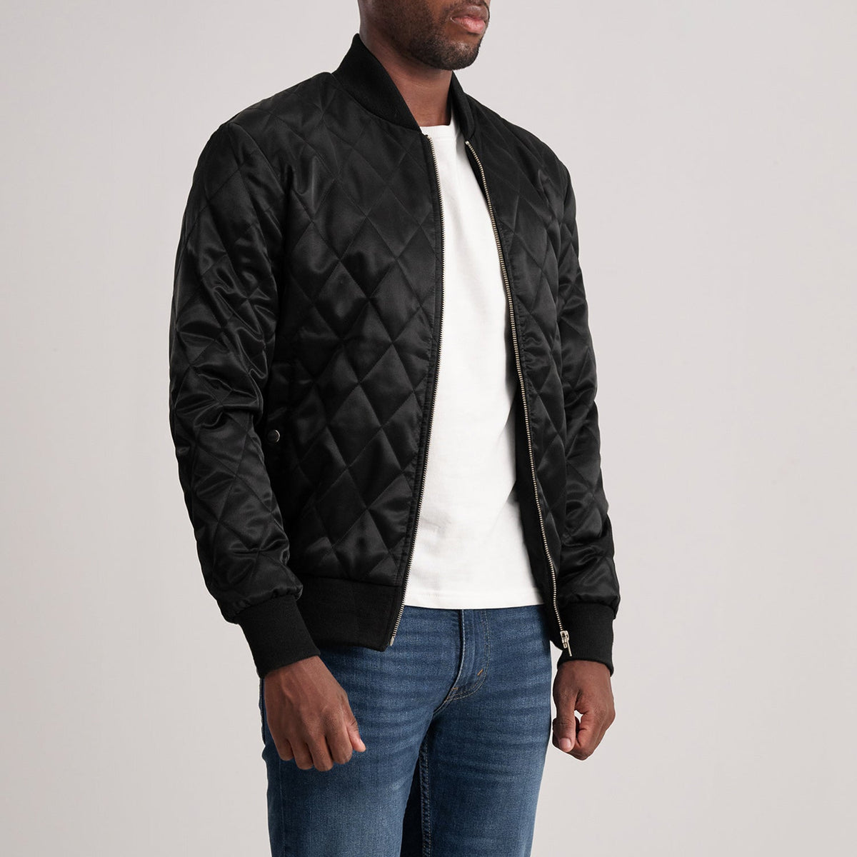 Danson Quilted Sort Varsity Læderjakke til Mænd - Lateral Side Profile View Showing Sleeve Cut &amp; Athletic Taper Fit