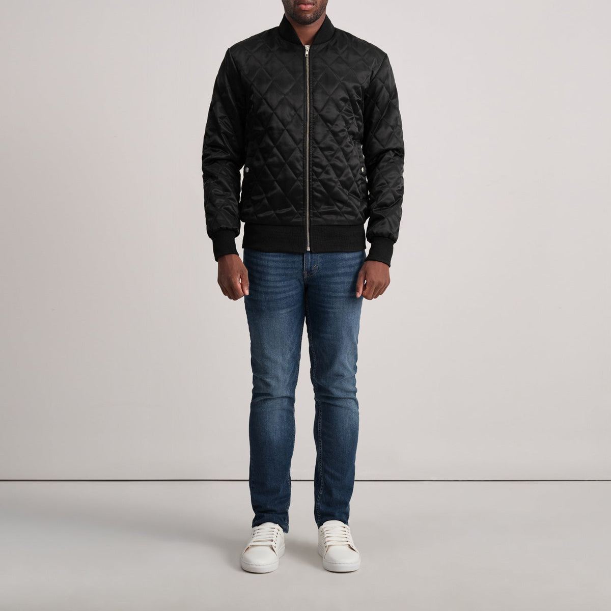 Close-Up Detail of Varsity &amp; Zipper Hardware on Danson Quilted Sort Varsity Læderjakke til Mænd