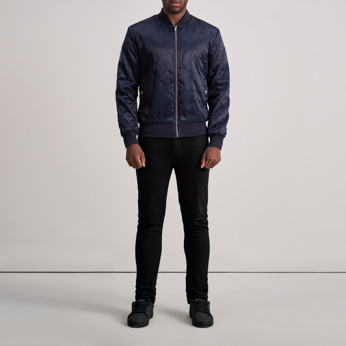 Close-Up Detail of Varsity &amp; Zipper Hardware on Danson Quilted Blue Varsity Læderjakke til Mænd