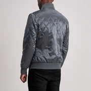 Close-Up Detail of Varsity &amp; Zipper Hardware on Danson Quilted Grey Varsity Læderjakke til Mænd