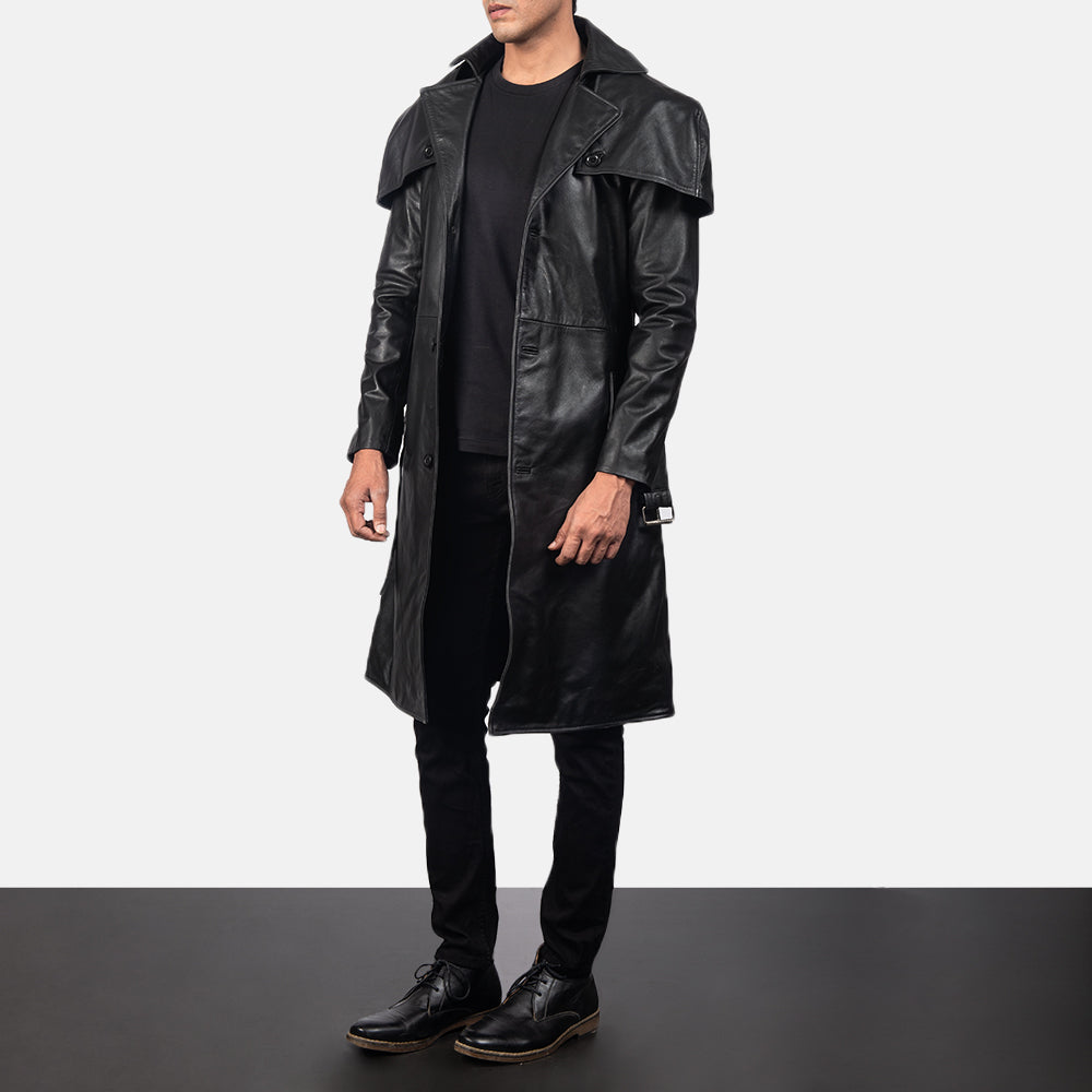 
Deux Sort Leather Duster til Mænd - Sideprofil med ergonomisk ærmesnit