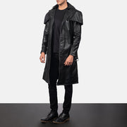 
Deux Sort Leather Duster til Mænd - Sideprofil med ergonomisk ærmesnit