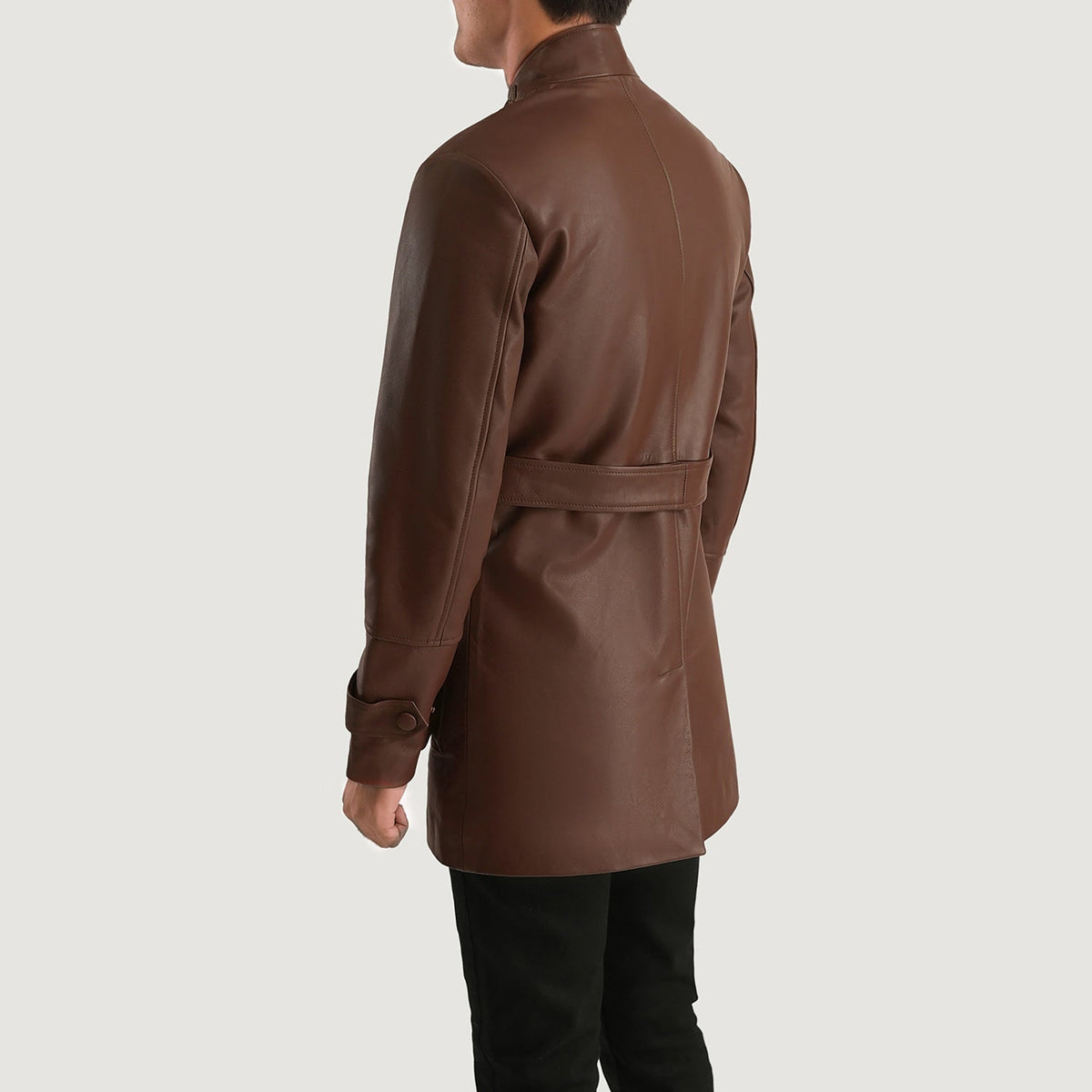 Close-Up Detail of High neck with Belt &amp; Snap button Hardware on Dolf Brun Læderjakke til Mænd