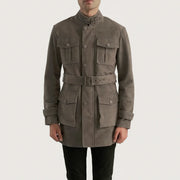 Close-Up Detail of High neck with Belt &amp; Snap button Hardware on Dolf Grey Suede Læderjakke til Mænd