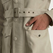 Close-Up Detail of High neck with Belt &amp; Snap button Hardware on Dolf Off-White Suede Læderjakke til Mænd