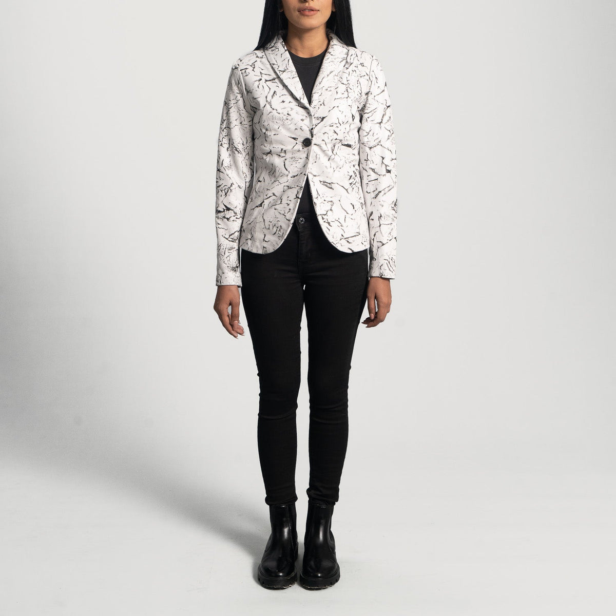 
Nærbillede of Notch & Button Hardware on Donna Blake White Læderblazer til Damer