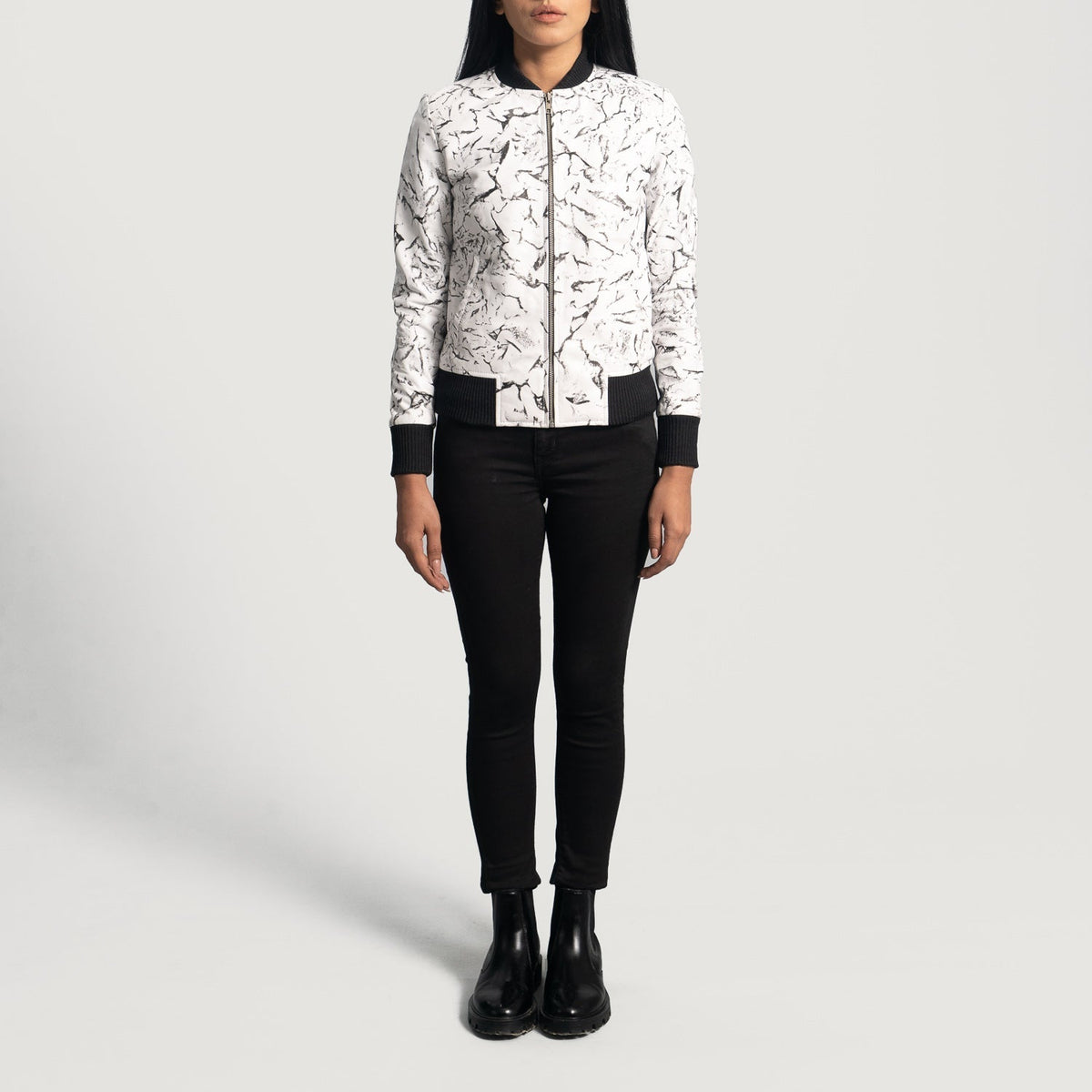Close-Up Detail of Varsity &amp; Zipper Hardware on Women's Donna Blake White Læder Bomberjakke til Kvinder