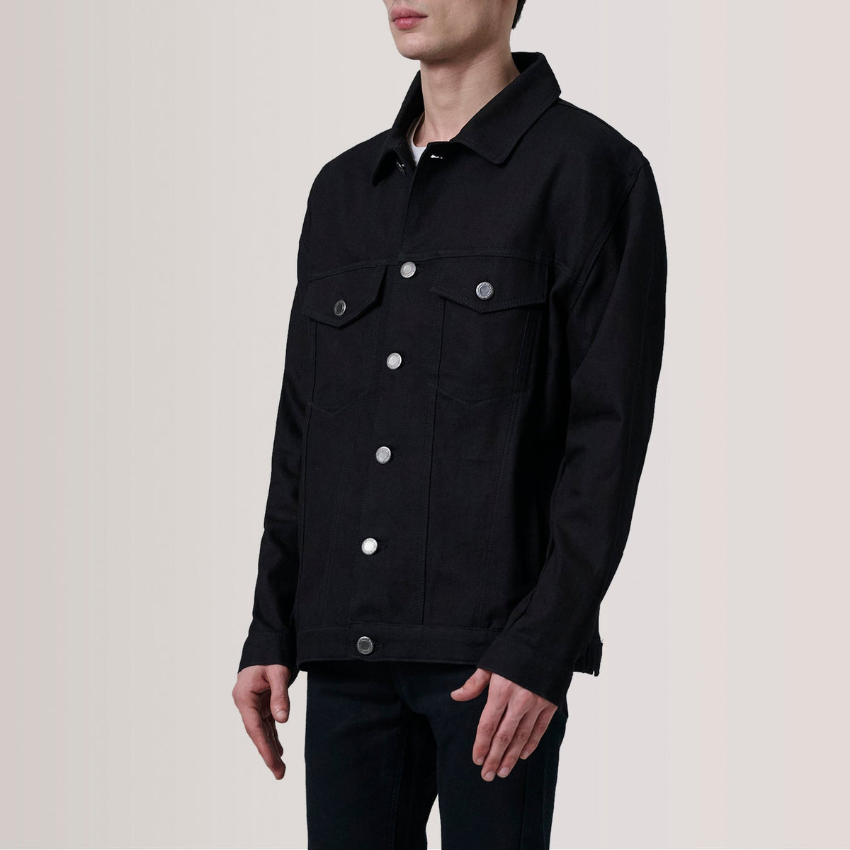 Eddie Sort Oversized Denim Trucker Læderjakke til Mænd For Men - Lateral Side Profile View Showing Sleeve Cut &amp; Athletic Taper Fit