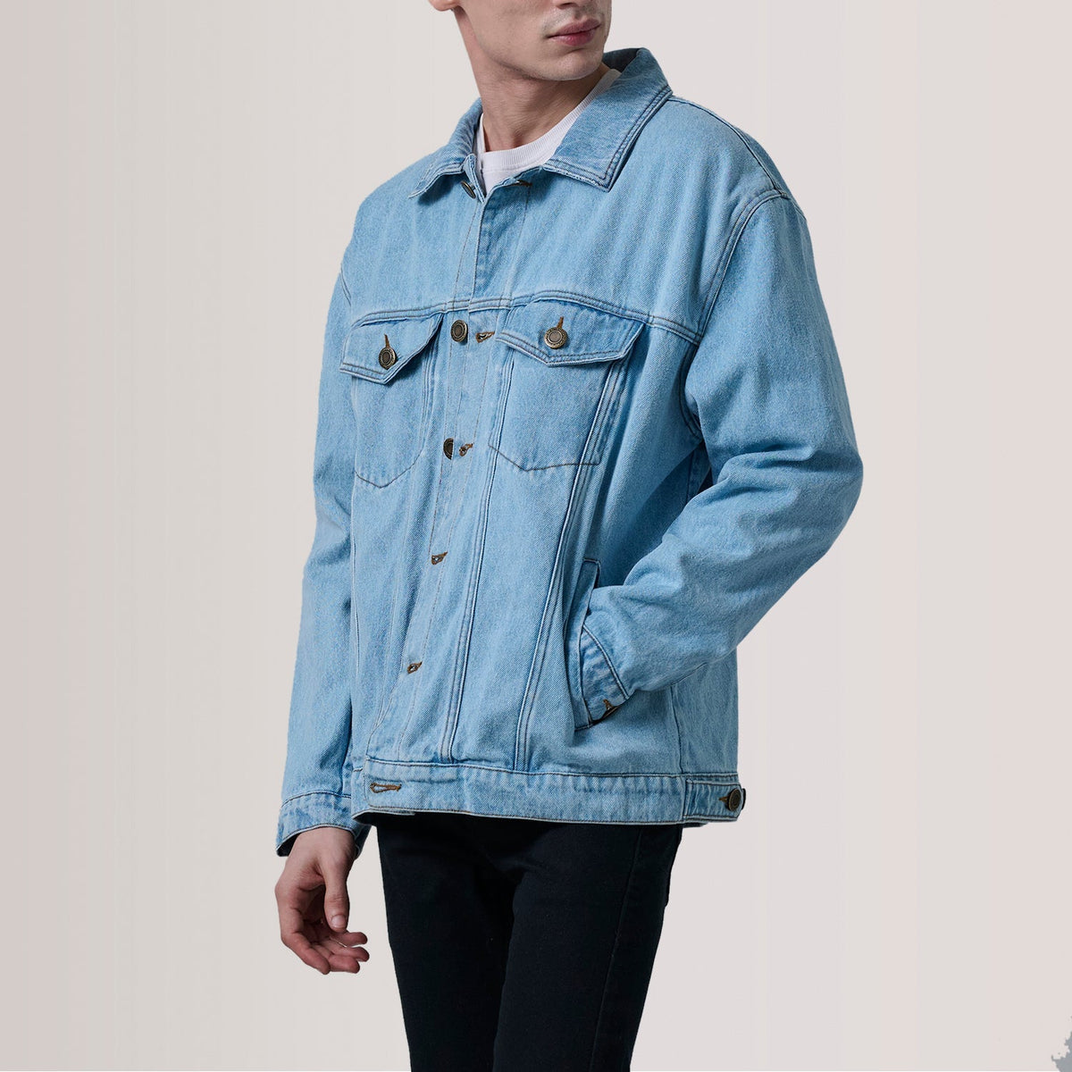 
Eddie Light Blå Oversized Denim Trucker Læderjakke til Mænd For Men - Sideprofil med ergonomisk ærmesnit
