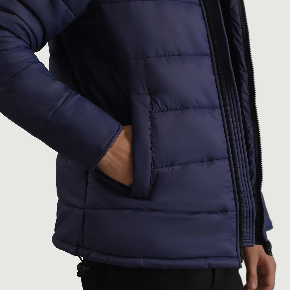 
Indvendig visning Showing Quilted Viscose Lining & To funktionelle inderlommer