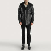Close-Up Detail of Notch &amp; Button Hardware on Men's Furcliff Sort Leather Coat til Mænd