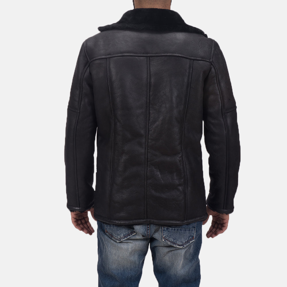 Close-Up Detail of Notch &amp; Button Hardware on Men's Furcliff Double Face Shearling Leather Coat til Mænd