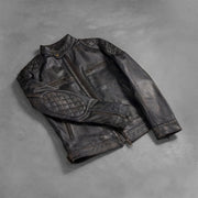 
Håndværksmæssig kantdetalje på Gatsby Quilted Distressed Brown Leather Jacket