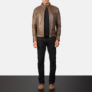 Gatsby Mocha Læder Bikerjakke til Mænd - Lateral Side Profile View Showing Sleeve Cut &amp; Athletic Taper Fit