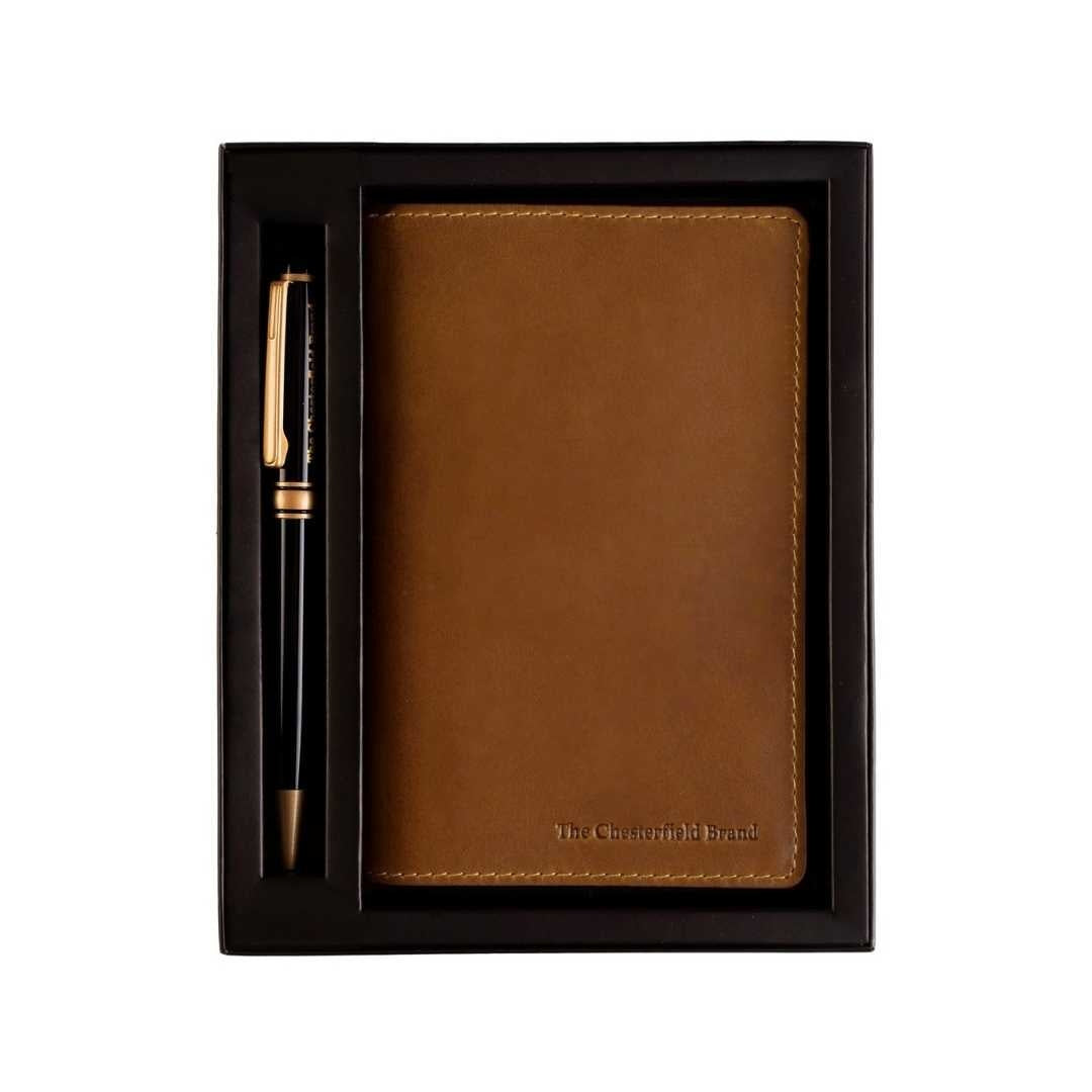 
Giftset Leather Writing Case and Pen (Passport holder) in Classic Full-Grain Leather - Forfra med skræddersyet silhuet | Køb online
