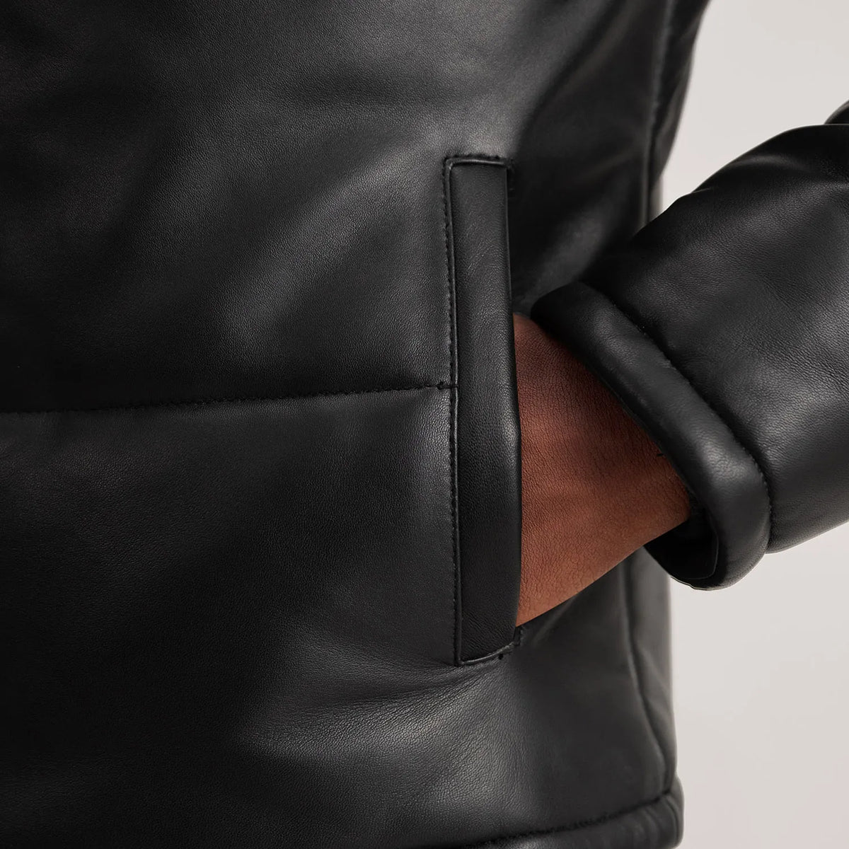 
Indvendig visning Showing Polyester Lining & To funktionelle inderlommer