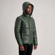 
På model:  Gordon Tan Hooded Leather Puffer Jacket på model med naturligt fald i dagslys