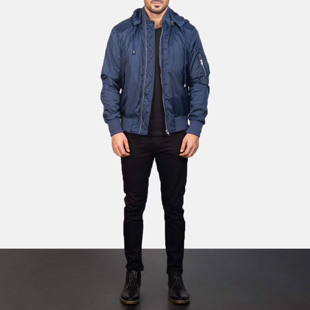 
Blue Hooded Bomber Jacket - Sideprofil med ergonomisk ærmesnit