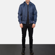 
Blue Hooded Bomber Jacket - Sideprofil med ergonomisk ærmesnit
