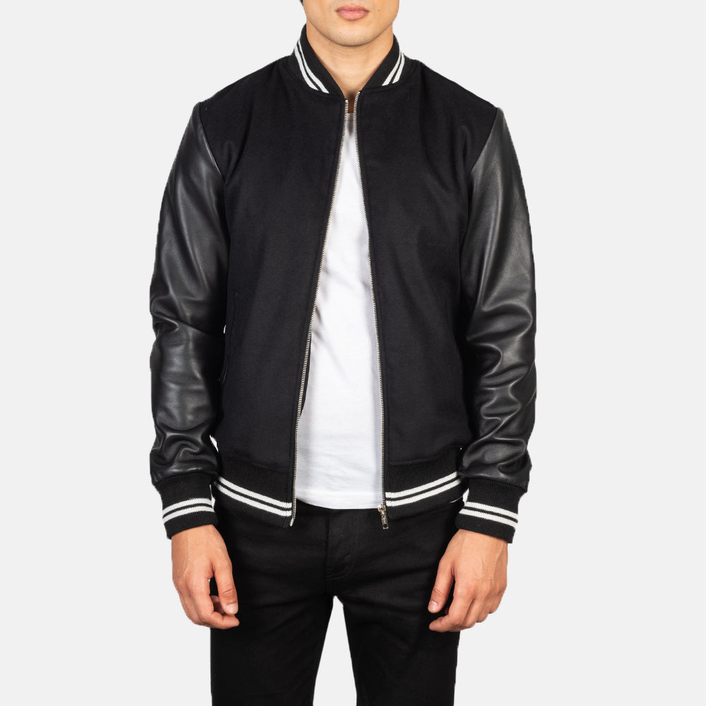 Harrison Sort Hybrid Varsity Læderjakke til Mænd in Black Sheepskin Leather - Front Profile View &amp; Tailored Silhouette | Buy Online