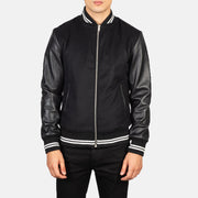 Harrison Sort Hybrid Varsity Læderjakke til Mænd - Lateral Side Profile View Showing Sleeve Cut &amp; Athletic Taper Fit