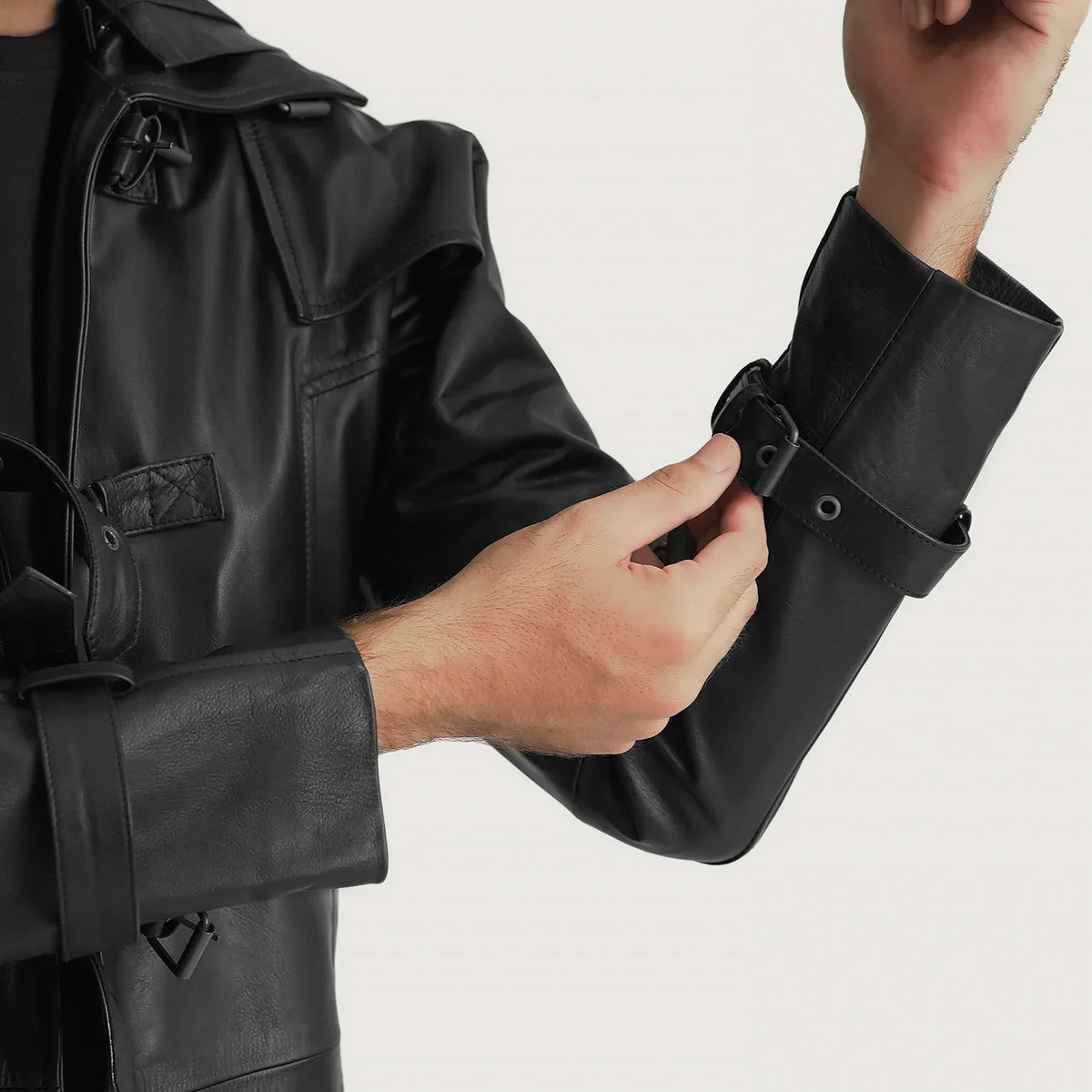 
Nærbillede of Shirt collar with a large hood & Belted Hardware on Huntsman Sort Hooded Trenchcoat i Læder til Mænd